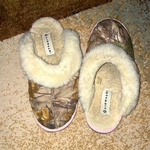 Iam sewing, camouflage, fluffy house shoes they are brown I don’t know the brand